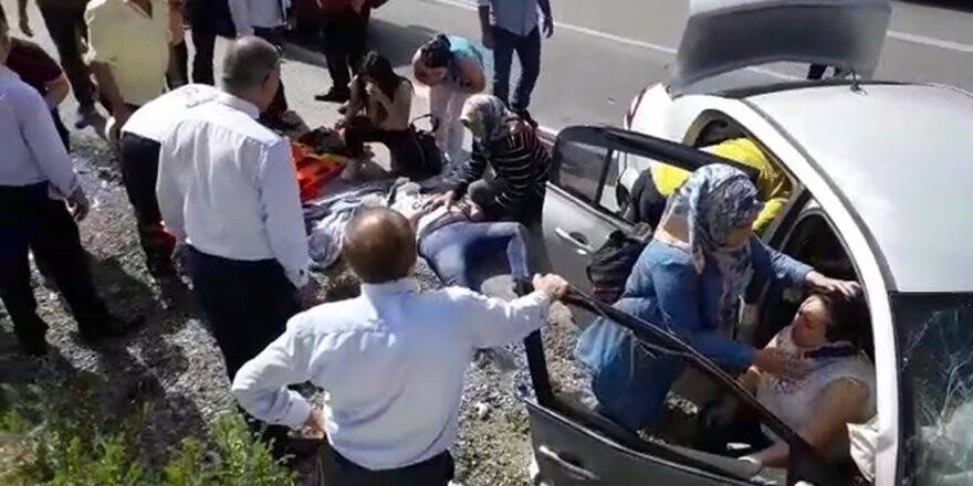 Otomobil kayalıklara çarptı: 6 yaralı 