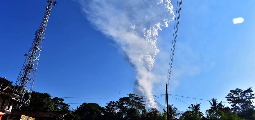 Endonezya’da volkan patladı