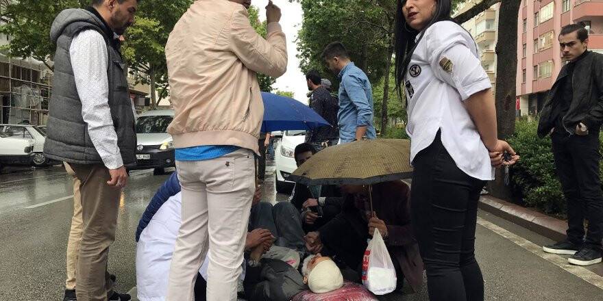 Kazada yaralanan yaşlı adama şemsiyeli yardım 