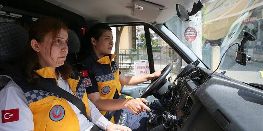 Evde Kızına Mesaide İnsanlara Hayat Veriyor