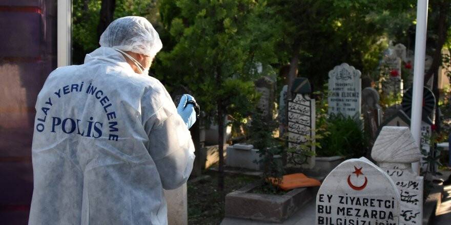 Mezarlıkta bıçaklı kavga: 1 ölü