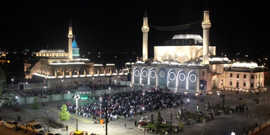 Konya’da vatandaşlar ilk teravih namazı için camilere akın etti