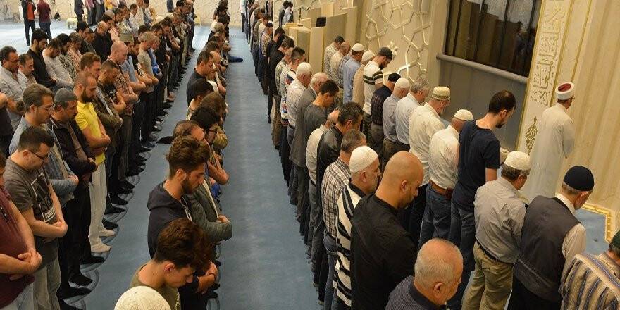 Almanya'da camiler doldu taştı