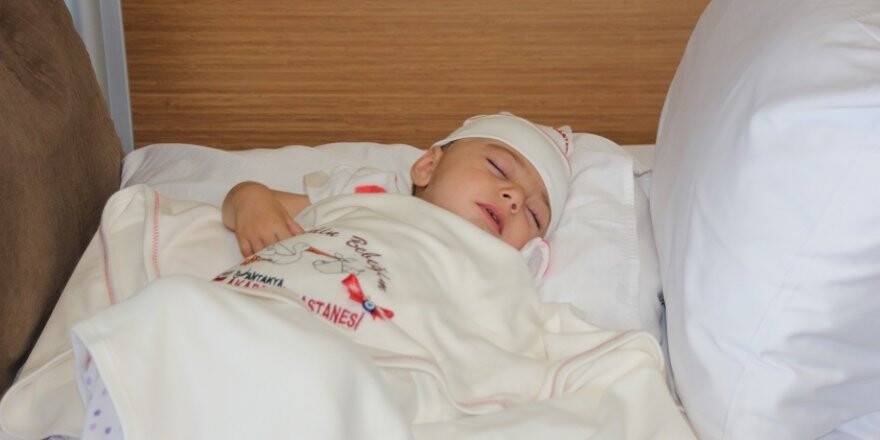 Hatay'da kafatası büyüyen minik Zeynep sağlığına kavuştu