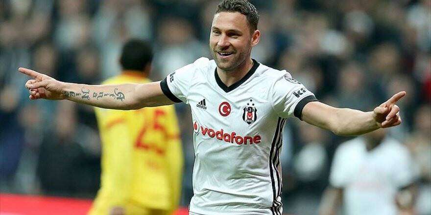 Beşiktaş Tosic'i Borsaya Bildirdi