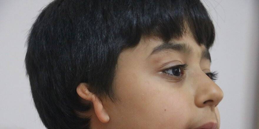 Sağ kulağı doğuştan kapalı olan çocuk tedavi olmak istiyor