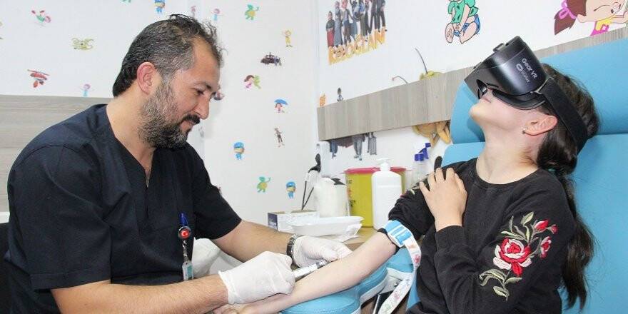 Çocuk hastalar, sanal gerçeklik gözlüğü ile tedavi ediliyor