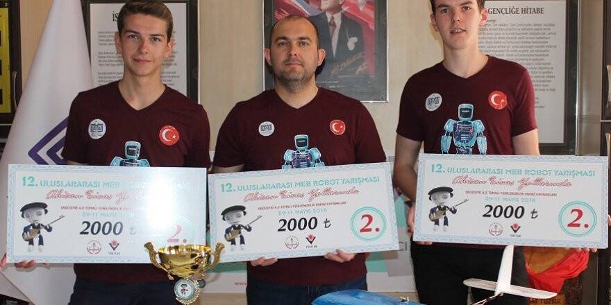 Okulda tasarladıkları İHA ile dünya ikincisi oldular