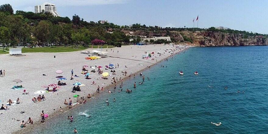 Antalya’da 30 dereceyi gören denize koştu
