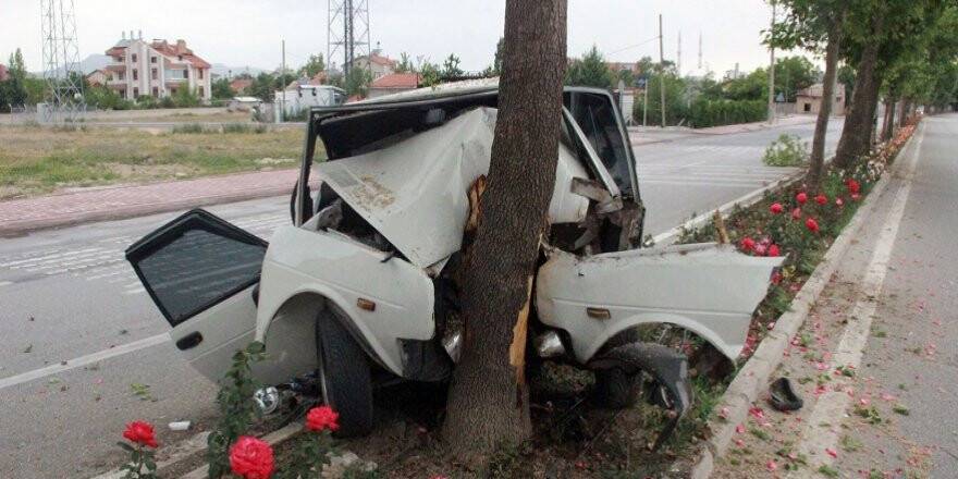 Ağaca çarparak hurdaya dönen otomobilden yaralı olarak kurtuldu
