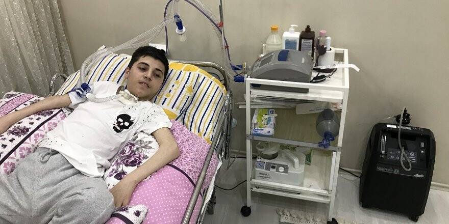 Asansörde sıkışarak felç kalan gencin tek hayali doktor olmak