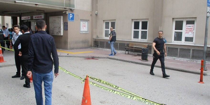 Hastane önünde dehşet: 1 ölü, 1 yaralı