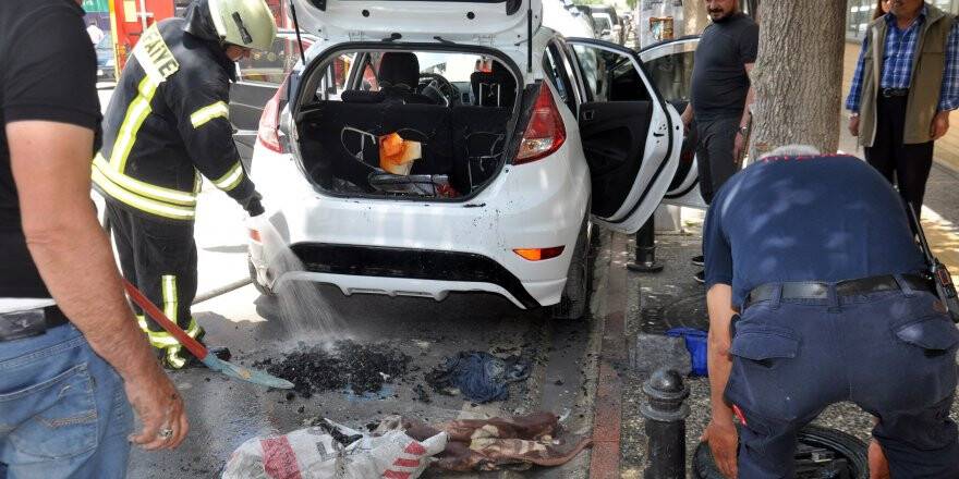 Bagaja bırakılan mangal kömürü, otomobili yakıyordu