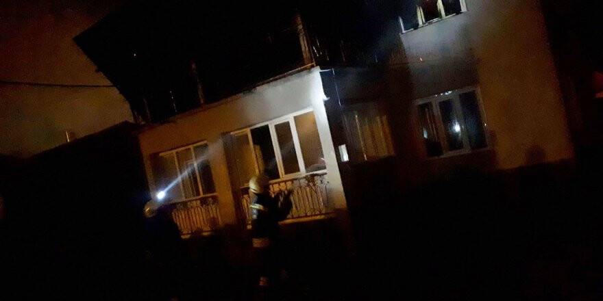 Konya'da yıldırım düşen 2 katlı ev yandı 