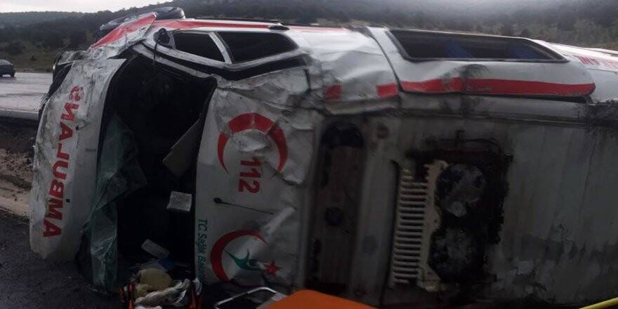 KONYA'DA AMBULANS KAZA YAPTI: 2 YARALI