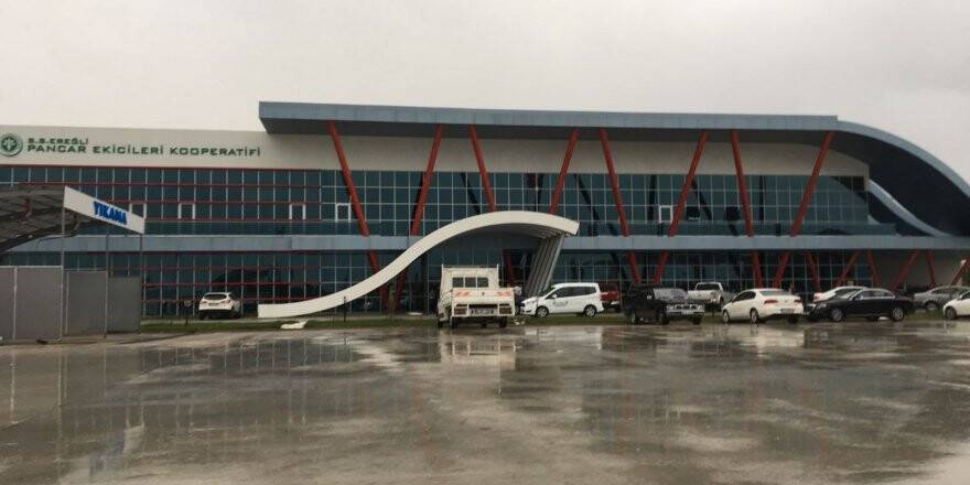 Yağmur bina tavanını çökertti 