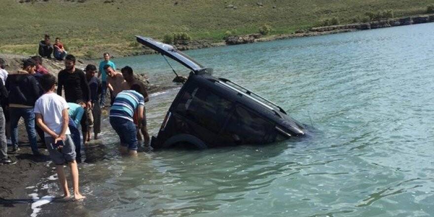 Göle Düşen Otomobil Halatla Çıkarıldı