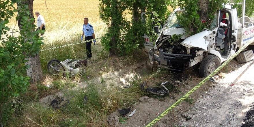 Konya'da Kamyonet Motosiklete Çarptı: 1 Ölü, 4 Yaralı
