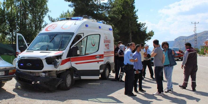 Ambulans otomobille çarpıştı: 1'i ağır 4 yaralı