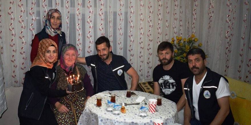 90 yaşında ilk doğum gününü Alo Evlat ekibiyle kutladı
