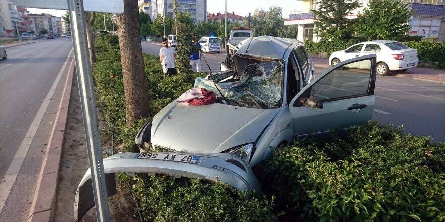 Kontrolden çıkan araç refüje çarptı: 1’i ağır 2 yaralı
