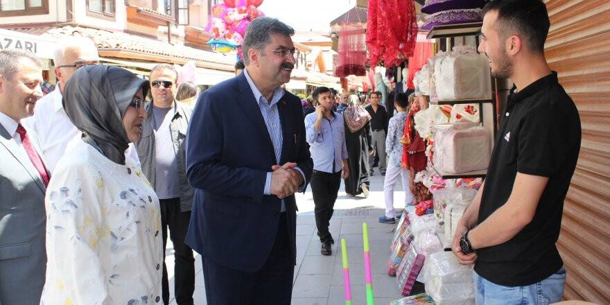 Milletvekili Adayı Orhan Erdem Bedesten esnafını ziyaret etti