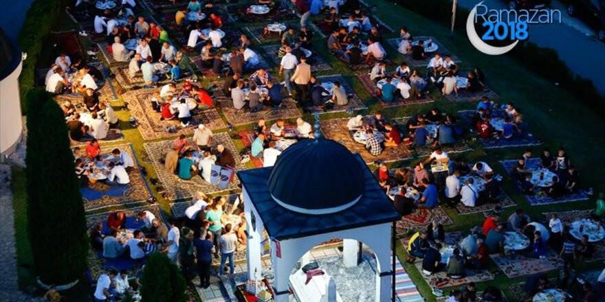 Bosna Hersek'in 'Yerde Çiçekler Açtıran' İftar Sofrası