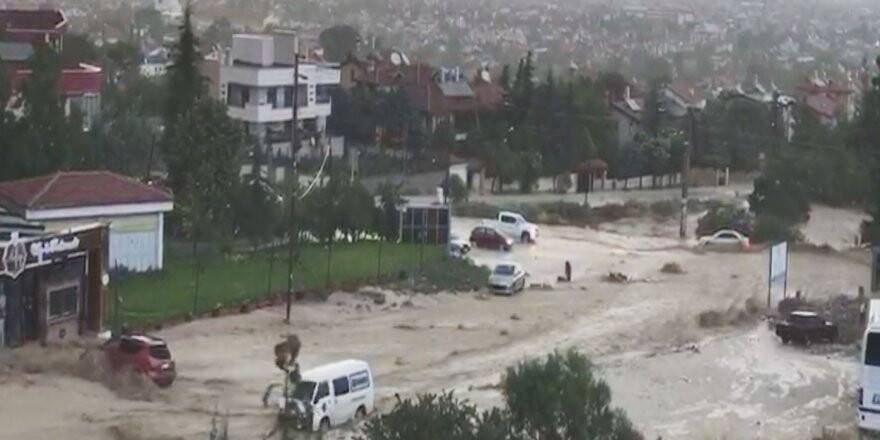 Sağanak yağmur sele dönüştü