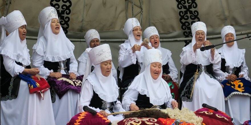 Kazakistan'da 80'lik nineler korosu