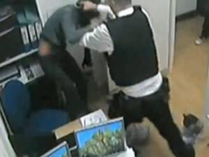 İngiliz Polisinden Kadına Feci Dayak!