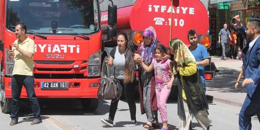 Konya'da bir apartmanda çıkan yangında mahsur kalan 11 kişi itfaiye merdiveniyle kurtarıldı