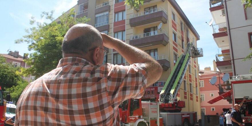 Yangında mahsur kalan 11 kişi kurtarıldı