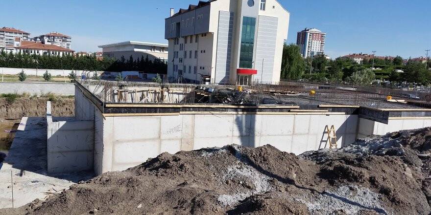 Öğretmenevi inşaatında beton kalıplar çöktü