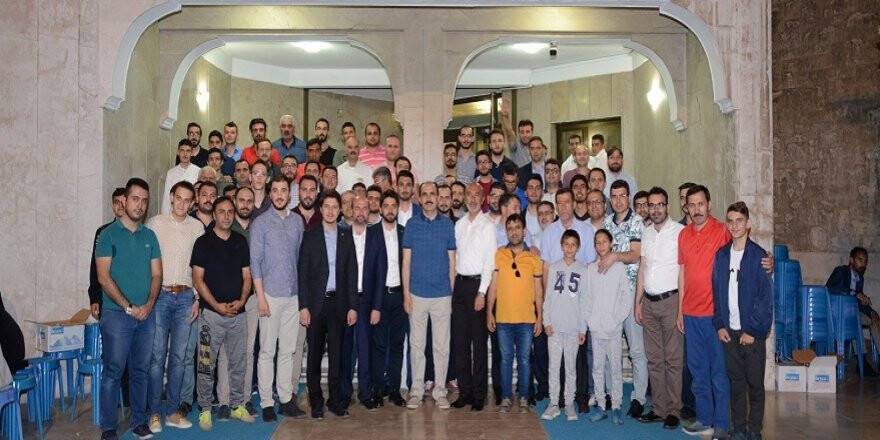 Başkan Altay, belediye bahçesinde gençlerle buluştu