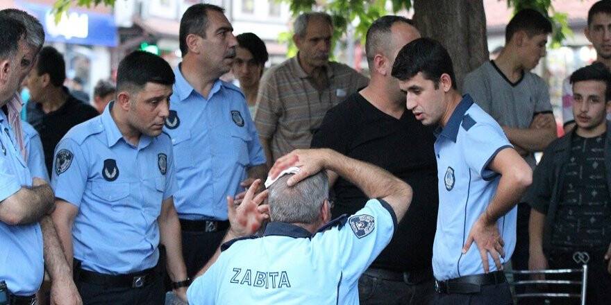 Seyyar satıcılar zabıtalara saldırdı, 1’i bıçakla 2 zabıta yaralandı
