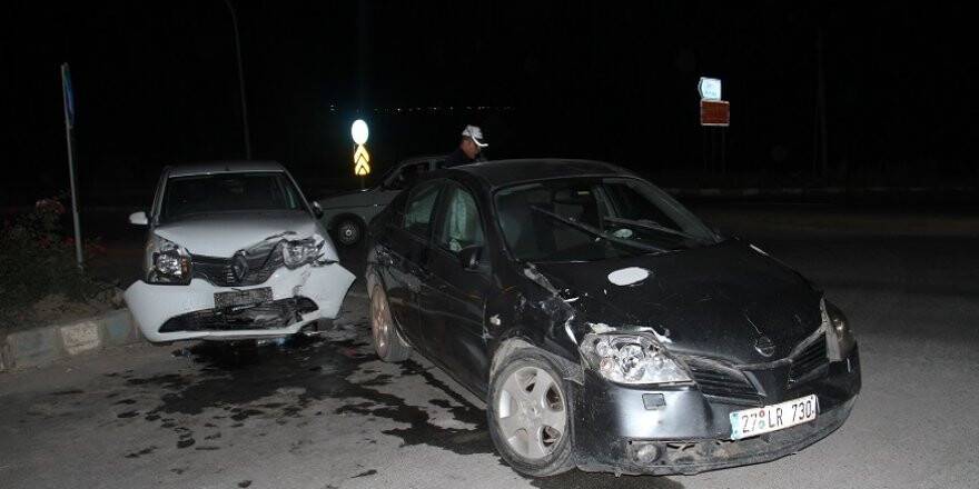 İki otomobil kavşakta çarpıştı: 8 yaralı
