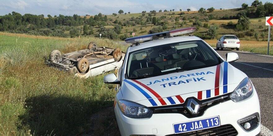 Beyşehir’de otomobil şarampole takla attı: 3 yaralı