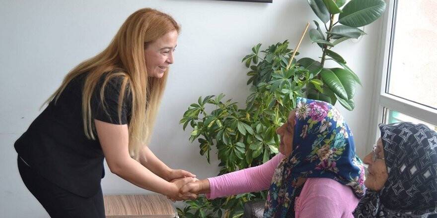 MHP’li Esin Kara’dan yaşlılara bayram ziyareti