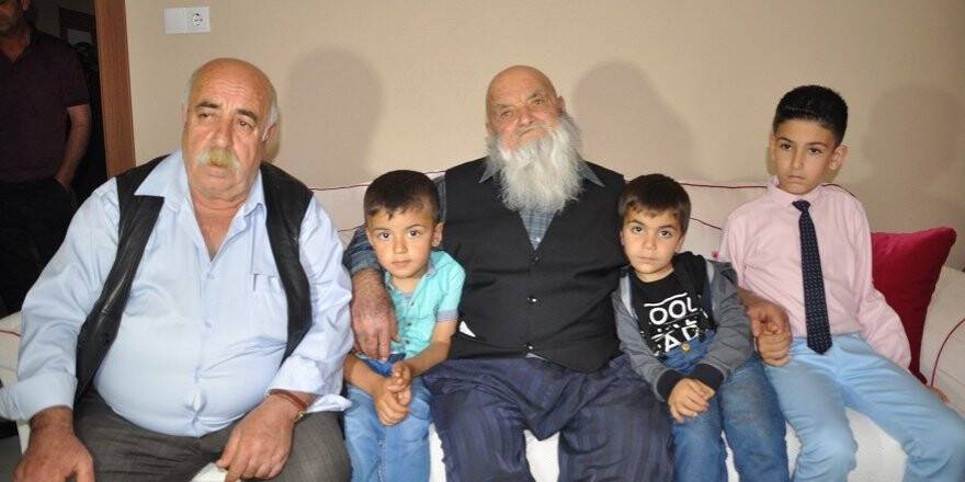 Asırlık dede, torununun torunuyla bayramlaştı