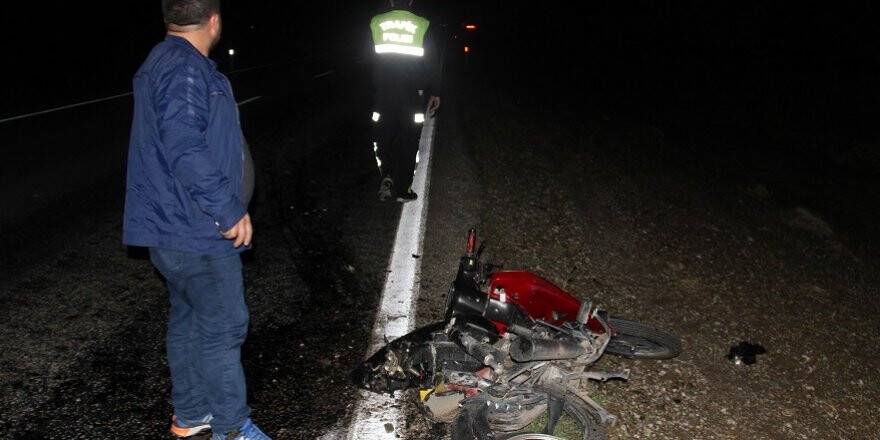 Devrilerek sürüklenen motosikletteki 2 kişi yaralandı