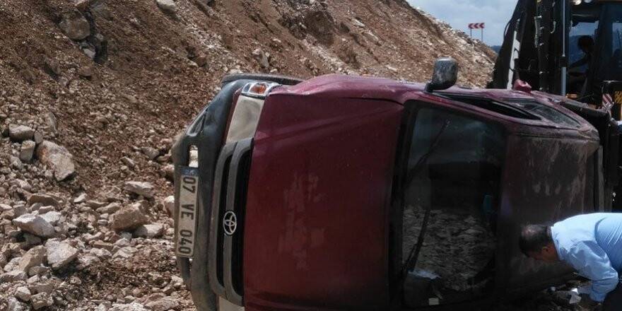 Uçuruma devrilen kamyonetin sürücüsü yaralandı