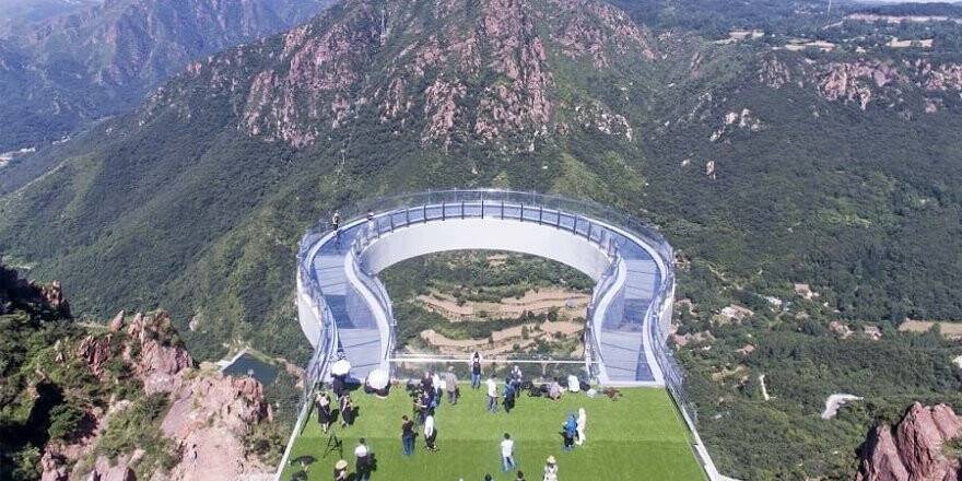 Çin’de dünyanın en uzun U şeklindeki uzay yürüyüş köprüsü yapıldı