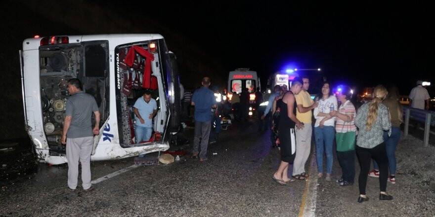 Karaman'da yolcu otobüsü devrildi: 3 ölü, 47 yaralı