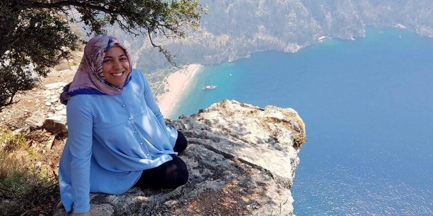 Son fotoğrafını kendi eliyle çekti... 7 aylık hamile kadın fotoğraf çektirirken kayalıklardan düşerek öldü