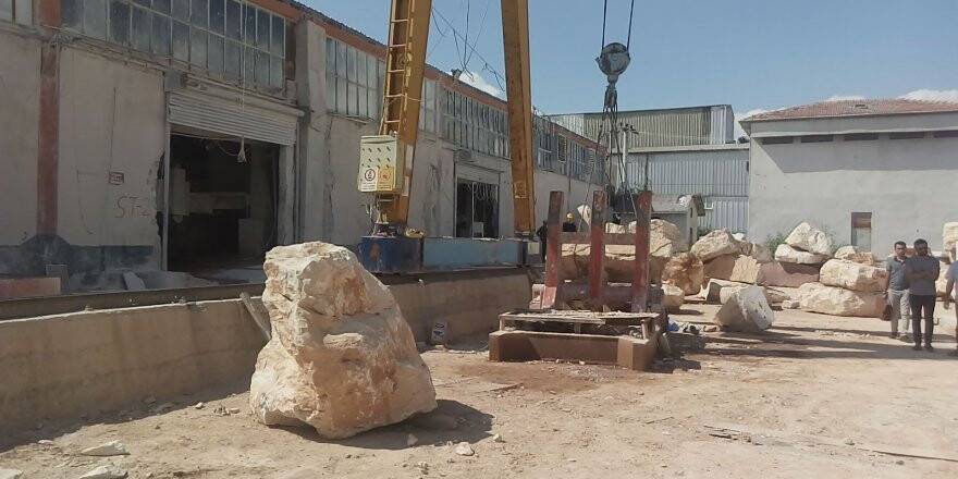 2 tonluk mermer bloğun altında kalan işçi öldü