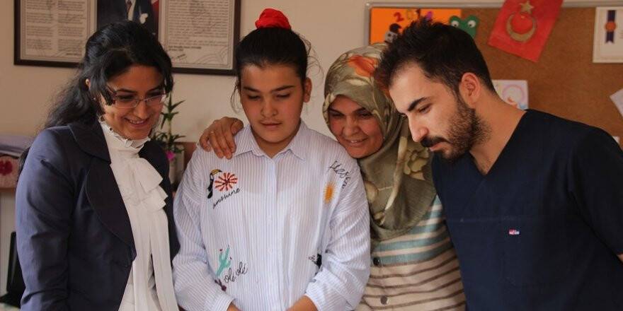 Serebral Palsi hastası Merve annesinin azmiyle konuşmaya başladı