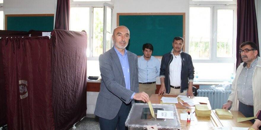 AK Parti Konya İl Başkanı Hasan Angı oyunu kullandı