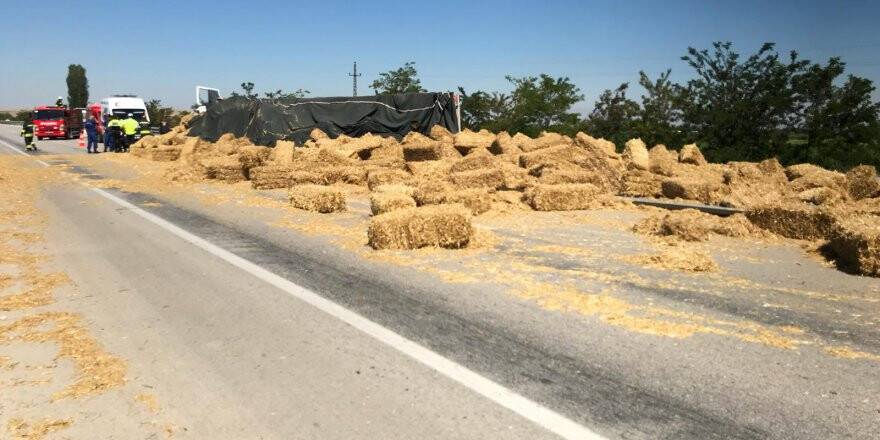 Saman balyası yüklü TIR'ın devrildiği yol, buğday tarlasına döndü