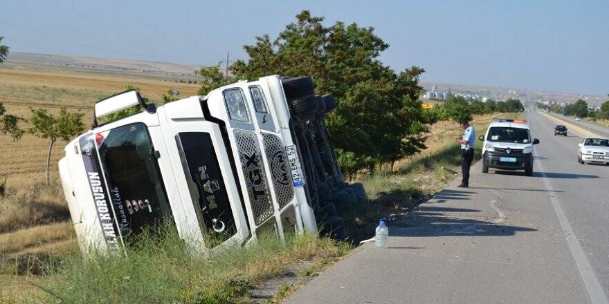 Konya'da buğday yüklü tır devrildi: 1 yaralı