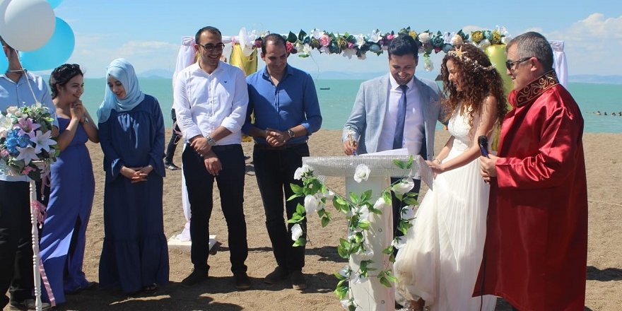Doktor çift, Beyşehir Gölü kıyısındaki plajda evliliğe 'evet' dedi